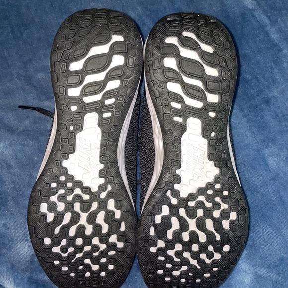 New Nike shoes - Picture 3 of 5